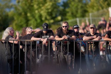 Jaromer, Czechia - 5 Ağustos 2023: Ünlü Brutal Assault festivalinde insanlar bir grubun çalmasını bekliyorlar