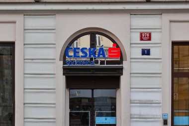 Prag, Çek Cumhuriyeti - 31 Mart 2024: Çek Cumhuriyeti 'nin en büyük bankası olan şehir merkezindeki Ceska Sopritelna banka şubesinin imzası
