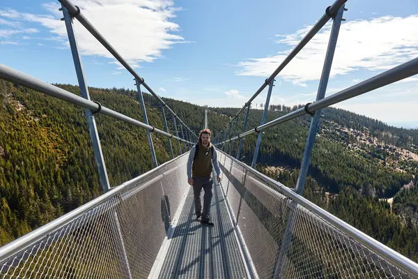 Skybridge 721 ile Çek Cumhuriyeti 'nin dünyanın en uzun köprüsü arasında asma bir köprüde yürüyorum.