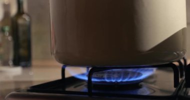 Gaz ocağında pişirme, tencere ve tencereden yükselen buhar