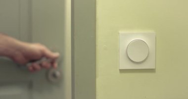 Çıkarken bir odada ışık düğmeleri kapalı.