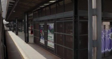 Prag, Çek Cumhuriyeti - 31 Mart 2024: Prag, Çek Cumhuriyeti 'nin merkez tren istasyonu, Avrupa' ya tren yolculuğu