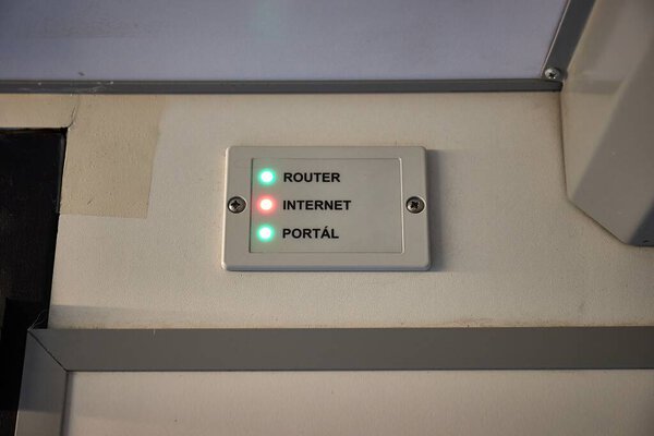 電車の無線Lanルーターで造られて インターネット接続を示す表示器ライト — ストック写真