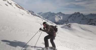 Alplerde kayak yapmak, kayakçı hızlı inmek, dinamik çekim takip etmek, çekim kovalamak