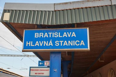 Bratislava, Slovakya - 14 Ekim 2023: Bratislava 'nın ana tren istasyonu, platformların üstündeki tren istasyonu
