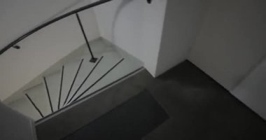 Bir binada sarmal merdivenlerden inmek, hızlı bir zaman aralığı.