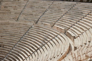 Yunanistan 'ın Atina kentinde, Akropolis' in yanında yer alan Antik Kahraman Odeon tiyatrosunun eski taş koltukları
