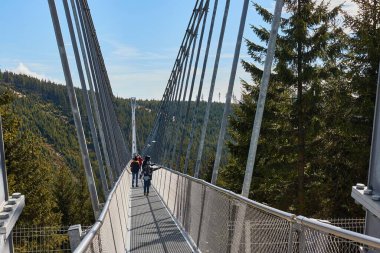 Skybridge 721, Çek Cumhuriyeti 'nin dünyanın en uzun asma köprüsünü geçiyor. Uzakta tanınmayan insanlar