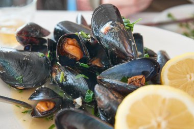 Yunanistan 'da bir deniz ürünleri restoranında tabakta midye