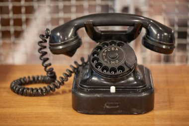 Masadaki siyah, eski bir telefon.