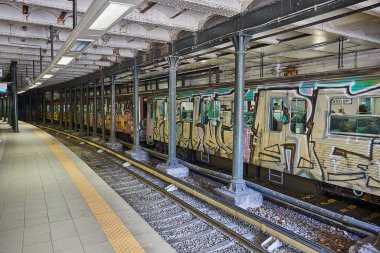 Atina, Yunanistan - 21 Nisan 2023: Atina metro istasyonu, istasyondan ayrılan grafiti dolu tren