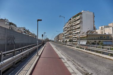 Atina, Yunanistan - 20 Nisan 2023: Apartman blokları arasında Atina 'nın yerleşim bölgesinde bir yol manzarası