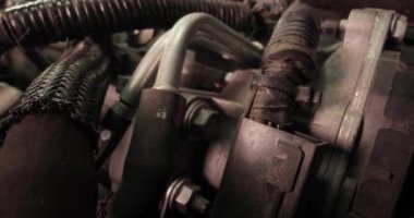 Motor bölmesinin içinde makro mercekli bir araba motorunun detayları
