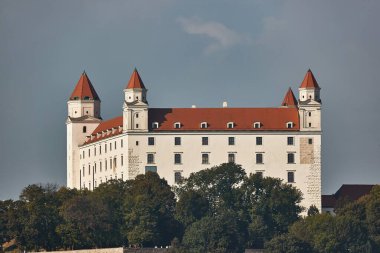 Bratislava Kalesi, Slovakya başkentindeki bir tepenin üzerindeki beyaz bina.