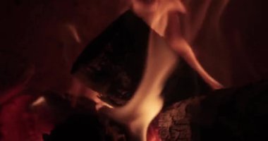 Ev şöminesi, yavaş çekim alevleri yakın.