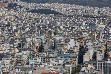 Atina Akropolis tepesinden panoramik kent manzarası, çok sayıda ev