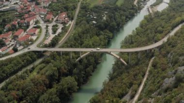 Solkan, Slovenya 'daki taş kemer köprüsü, İHA hava manzarası, Alp manzarası