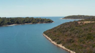 Hırvatistan kıyı şeridi Akdeniz 'de, Uvala, Pula yakınlarında tekneleri olan bir kıyı sahası manzaralı