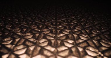 Metal ızgara yansıtan ışık, kamera hareketi, engebeli üç boyutlu yüzey, geometrik yapı, geleceksel yapı