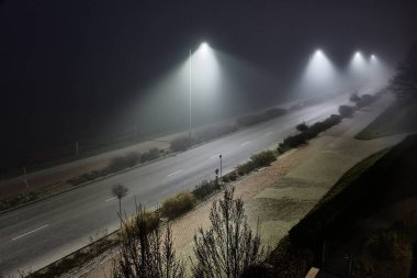 Geceleri sisli, trafiği olmayan sokaklar. Sadece sis var.