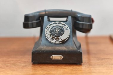 Masadaki siyah, eski bir telefon.