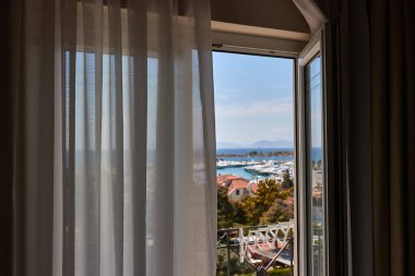 Deniz manzaralı balkon kapısı açık yaz güneşli deniz kenarında
