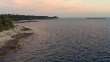 Hırvatistan 'ın Cape Kamenjak kentindeki Premantura kentinde akşam deniz kıyısı tatil günbatımı hava manzarası