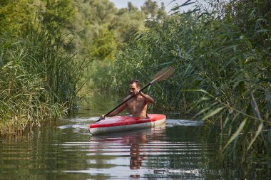 Küçük bir su geçidinde kano. Tisza Gölü, Macaristan