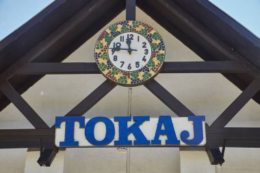 Macaristan 'da şarap ve üzümlerle ünlü Tokaj' daki tren istasyonu tabelası.