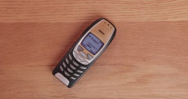 Budapeşte, Macaristan - 2021 yılı: Klasik Nokia 6310i cep telefonu, klasik Nokia ses tonuyla çılgın eski sevgili. Numara şu anda servis dışı.
