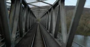 Eski bir köprüden geçen tren yolculuğu, sürücü bakış açısı, 4k 60 fps görüntü