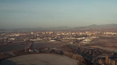 Macaristan 'ın Gyongyos kasabası, havadan insansız hava aracı manzarası, tepenin arkasından görülüyor.