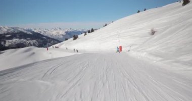 Alplerdeki karlı yamaçlarda kayak yapmak, birinci şahıs bakış açısı, kolay kayak koşusu