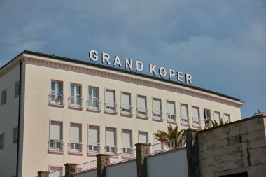 Koper, Slovenya - 03 Eylül 2022: Adriyatik Denizi kıyısında güneşli bir yaz tatili için Grand Koper Hotel 'in sahil kentinde inşa edilmesi