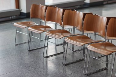 Boş bir oditoryumda sıralanmış sandalyeler, etrafta kimse yok.