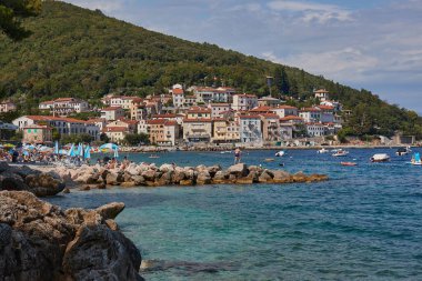Moscenicka Draga, Hırvatistan - 1 Eylül 2022: Hırvatistan 'da tanınmayan insanların yüzdüğü Akdeniz plajı, Moscenicka Draga
