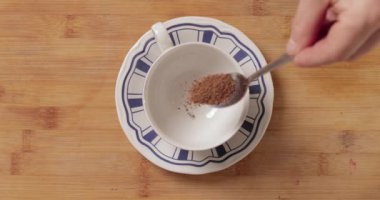 Hazır kahve yapmak, kaşıkla ölçüm yapmak, 120 fps görüntüden yavaş çekim.