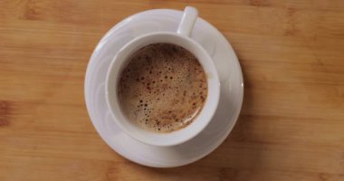 Bir fincan sıcak kahve hazır, hazır, bekliyor.