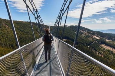 Skybridge 721 ile Çek Cumhuriyeti 'nin dünyanın en uzun köprüsü arasında asma bir köprüde yürüyorum.