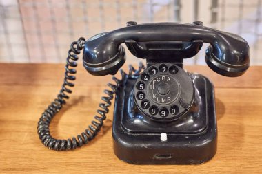 Masadaki siyah, eski bir telefon.