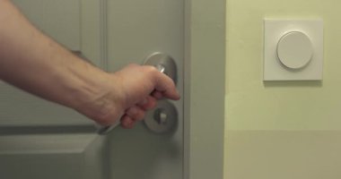 Çıkarken bir odanın lambasını kapattım.