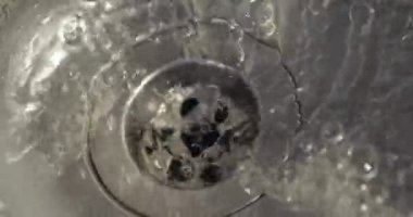 Mutfak lavabosuna akan su kanalizasyona gidiyor.