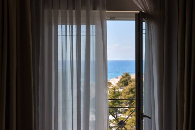 Deniz manzaralı balkon kapısı açık yaz güneşli deniz kenarında