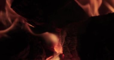 Şömine, yavaş çekim alevleri parlayan sıcaklıkla kapatın.