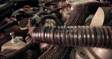 Motor bölmesinin içinde makro mercekli bir araba motorunun detayları