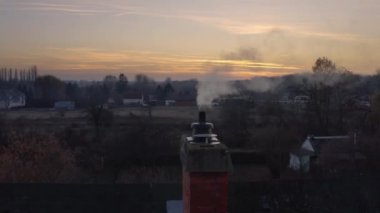 Kırsal çatı bacası, yoğun duman, insansız hava aracı görüntüleri. Yetersiz yanma. Kötü ısıtma uygulamalarından kaynaklanan kirlilik Doğu Avrupa 'da yaygındır