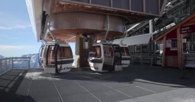 Alpe dHuez, Fransa - 20 Ocak 2022: Kayak kabini kaldırma istasyonu, kabin etrafında dönüyor, çok sayıda kayak pisti olan büyük, popüler bir kayak merkezi