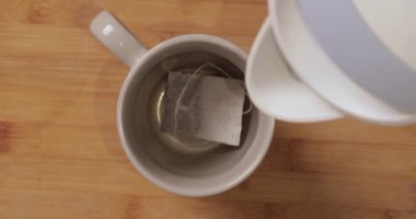 Çay poşeti olarak üzerine kaynar su dökülen bir fincan çay yapıyorum.