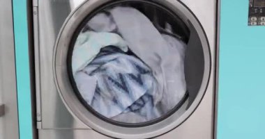 Büyük çamaşır makinesi dönüyor.