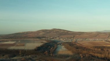 Sonbaharın sonlarında veya kurak kış aylarında üzüm yetiştiren insansız hava aracı manzarası